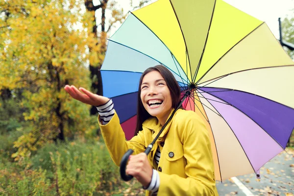 Mujer excitada bajo la lluvia — Foto de Stock