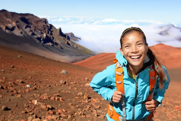 Hiker walking on volcano — Stock Photo, Image