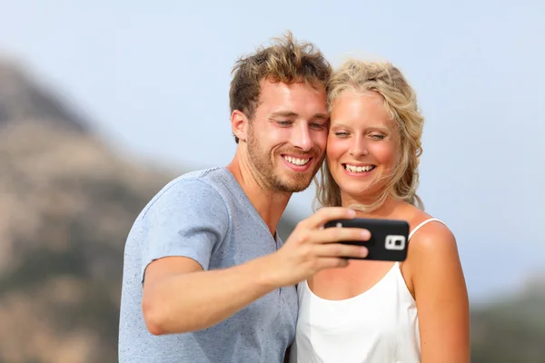 Ζευγάρι λαμβάνοντας selfie — Φωτογραφία Αρχείου