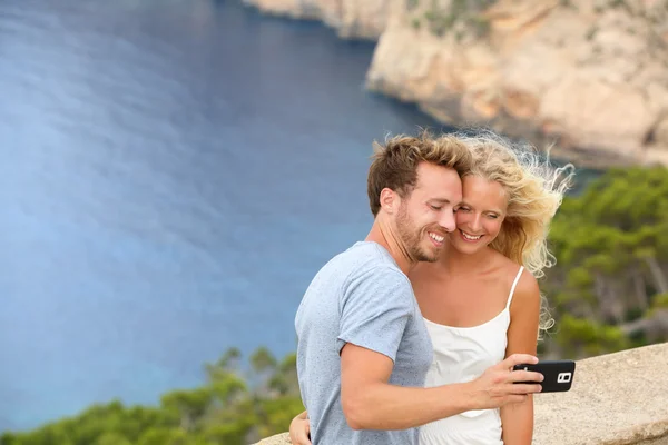 Selfie λήψη ζευγάρι στο Cap de Formentor — Φωτογραφία Αρχείου