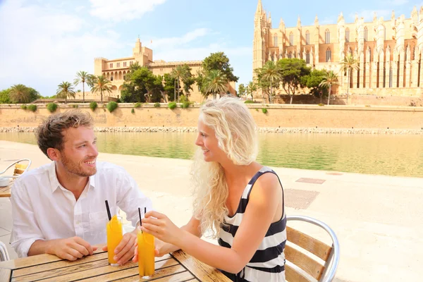 Pareja feliz en la cafetería en Mallorca — Foto de Stock