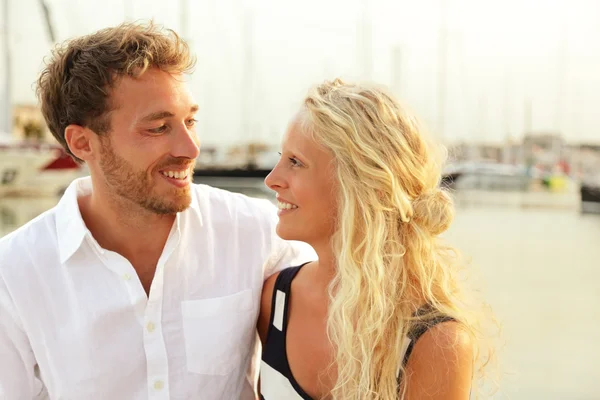 Couple in yacht harbor — Stock Photo, Image