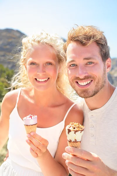 Happy couple eating ice cream cone — Stock Photo, Image