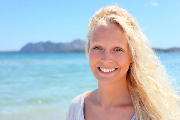 Blond kobieta na świeżym powietrzu na plaży — Zdjęcie stockowe