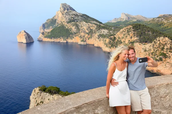 Pareja tomando selfie en Formentor Mallorca — Foto de Stock