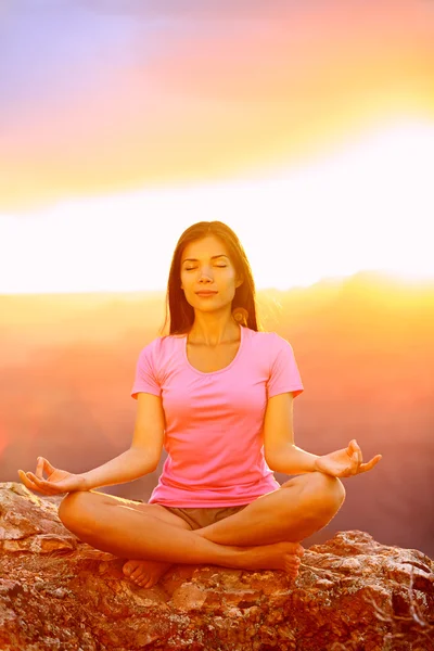 Vrouw bij zonsondergang in de Grand Canyon — Stockfoto