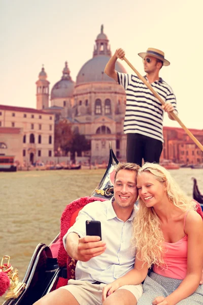 Coppia in Gondola a Venezia — Foto Stock