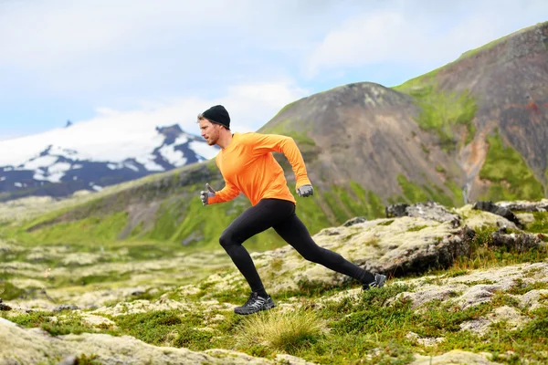 Runner eğitim açık havada dağ manzarası içinde — Stok fotoğraf