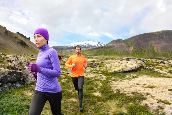 Läufer joggen in Berglandschaft — Stockfoto