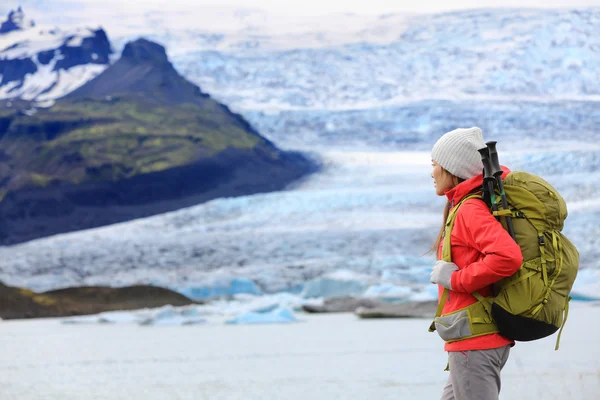 Caminhada mulher perto de geleira na Islândia — Fotografia de Stock