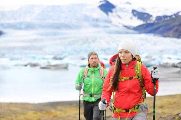 Gente cerca del glaciar en Islandia —  Fotos de Stock