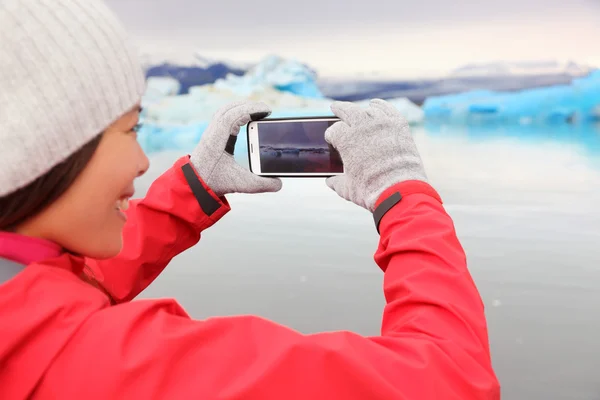 女人拍照的 Jokulsarlon 冰岛的 — 图库照片