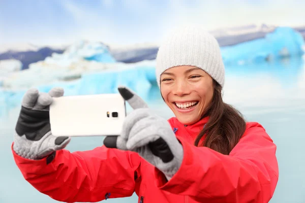 Mujer tomando selfie por Jokulsarlon Islandia — Foto de Stock