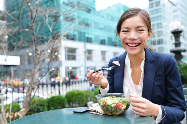 Mujer de negocios comiendo ensalada en la hora del almuerzo —  Fotos de Stock