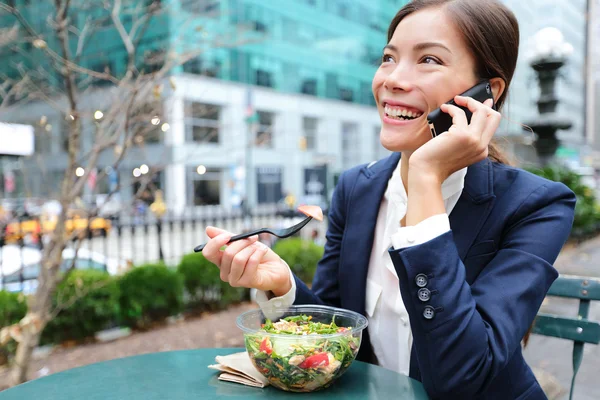 Деловая женщина на смартфоне в обеденный перерыв — стоковое фото