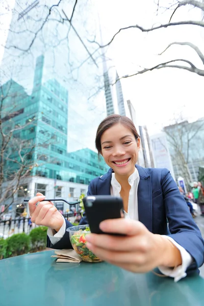 Business woman on smartphone in lunch break — Stock Photo, Image