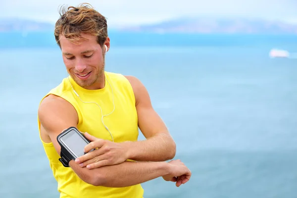 Runner luisteren naar muziek — Stockfoto