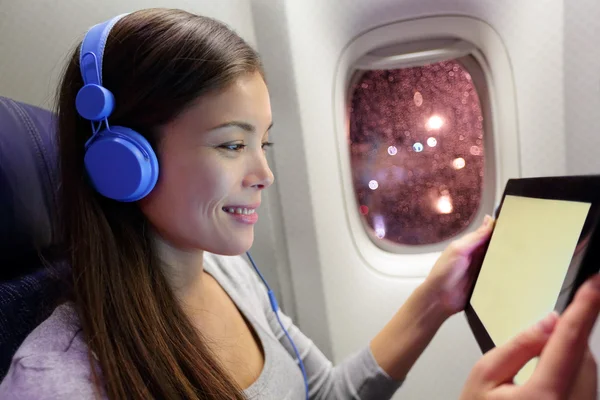 Pasajero que usa tableta en avión —  Fotos de Stock