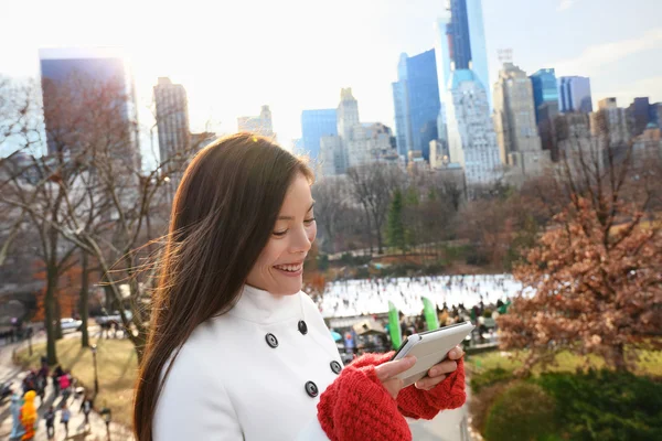 Femme utilisant une tablette à Central Park — Photo