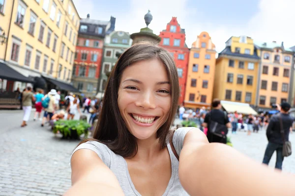 Femme asiatique prenant selfie à Stockholm — Photo