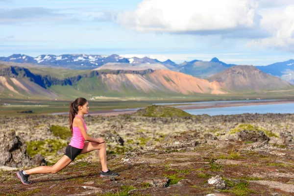 Fille faire des fentes exercice dans la nature — Photo