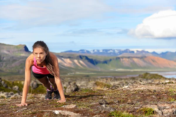 Woman doing plank in amazing nature landscape — Stock Photo, Image