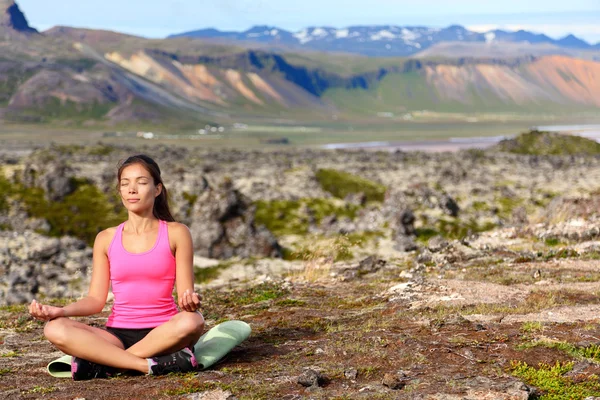 自然の中の瞑想の女性 — ストック写真