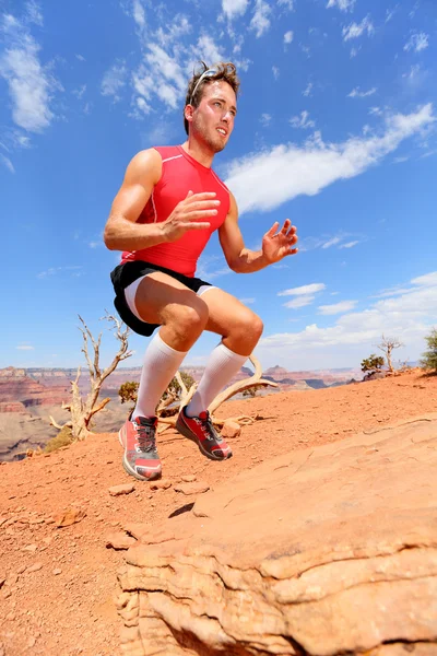 Atleta pulando na paisagem da natureza — Fotografia de Stock