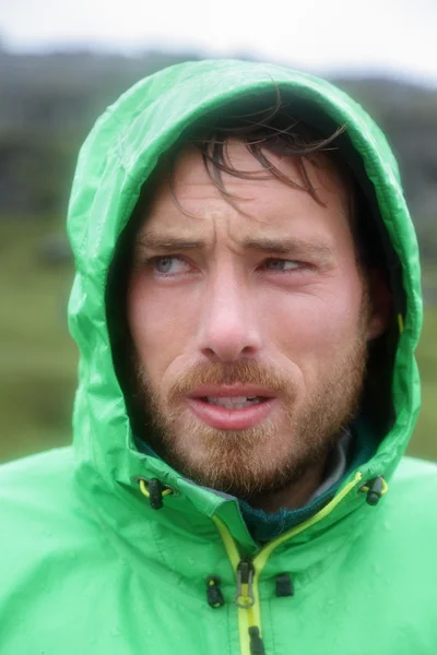 Hombre al aire libre en chaqueta de lluvia — Foto de Stock