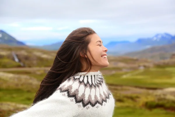 Donna in maglione islandese — Foto Stock