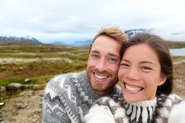 Casal usando suéteres islandeses tomando selfie — Fotografia de Stock