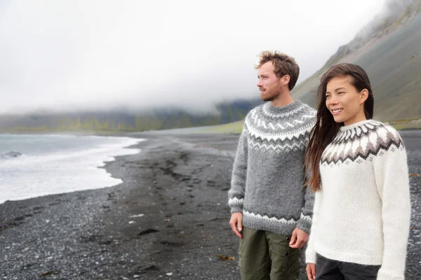 Ζευγάρι φορώντας πουλόβερ Ισλανδικά στην παραλία — Φωτογραφία Αρχείου