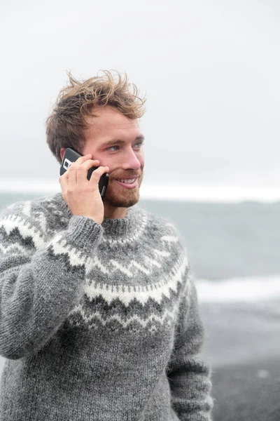 Man talking on phone at beach — Stock Photo, Image
