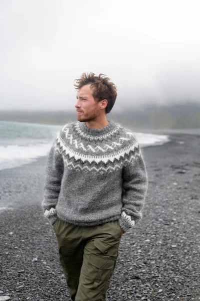 Man walking at black sand beach — Stock Photo, Image