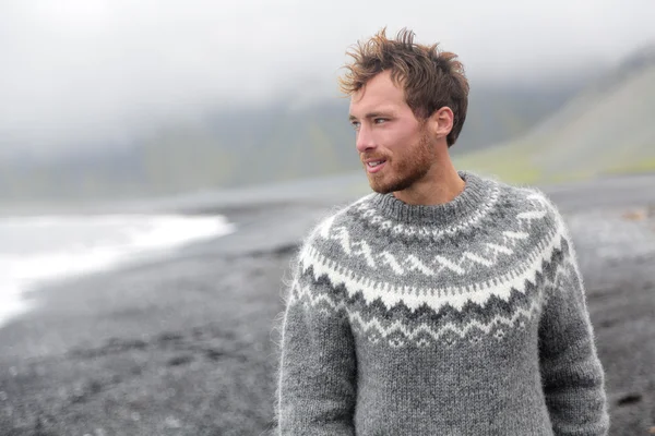 Man lopen op IJslandse zwarte zand strand — Stockfoto