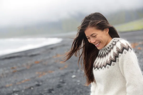 アイスランドのビーチに歩いているかわいい女性 — ストック写真