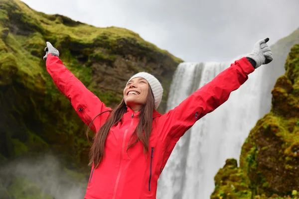Kobieta w pobliżu wodospad Skogafoss w Islandii — Zdjęcie stockowe