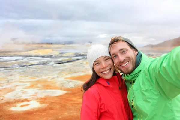 Pareja tomando selfie en Namafjall Hverarondor —  Fotos de Stock