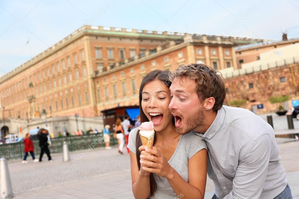 Pareja tomando helado fotos de stock, imágenes de Pareja tomando helado sin  royalties | Depositphotos