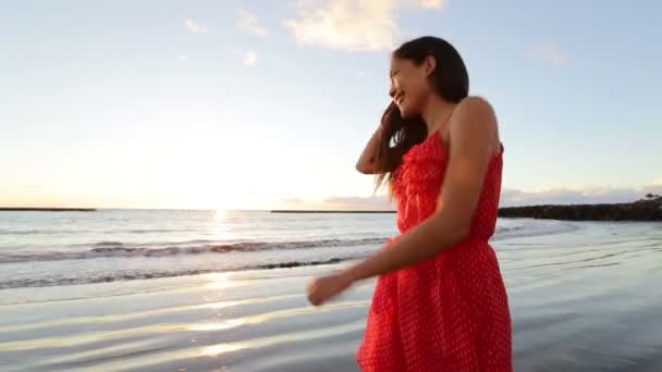https://st2.depositphotos.com/2069237/5489/v/450/depositphotos_54895083-stock-video-woman-happily-walking-on-beach.jpg