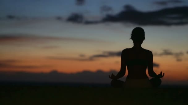 Mujer meditando — Vídeo de stock