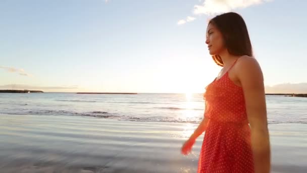 Жінка на пляжі — стокове відео