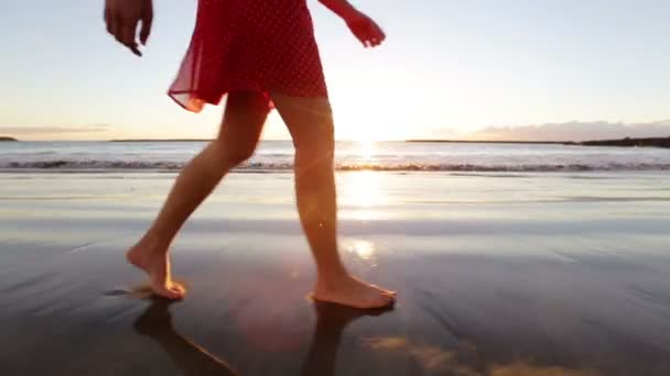 Mujer caminando en la playa — Vídeo de stock