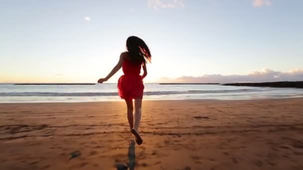 Mujer corriendo al agua — Vídeos de Stock