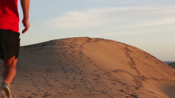 Running man in desert — Stock Video