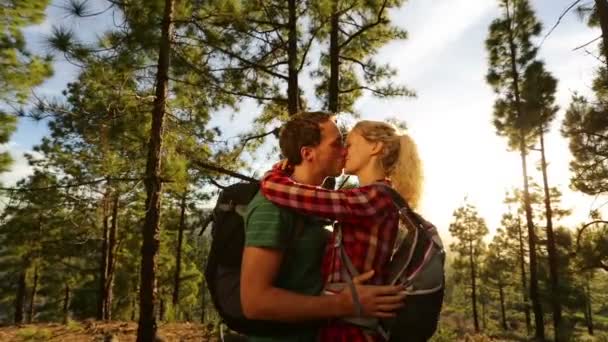 Paar küsst sich bei Sonnenuntergang — Stockvideo