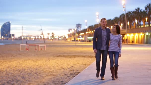 Couple walking on beach — Stock Video