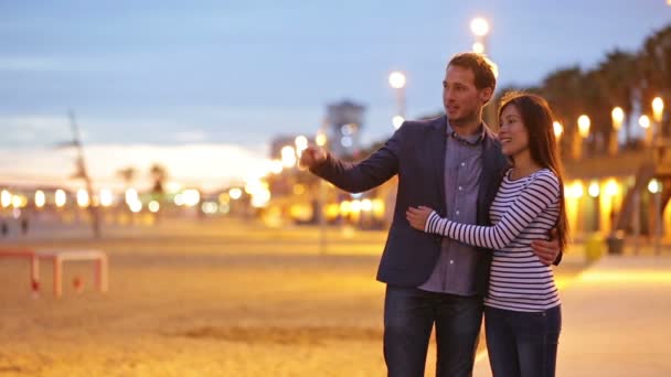 Couple marchant sur la plage de Barceloneta — Video