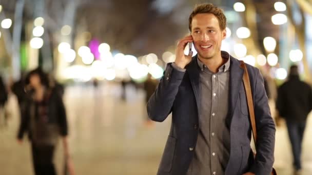 Hombre llamando en el teléfono móvil — Vídeo de stock