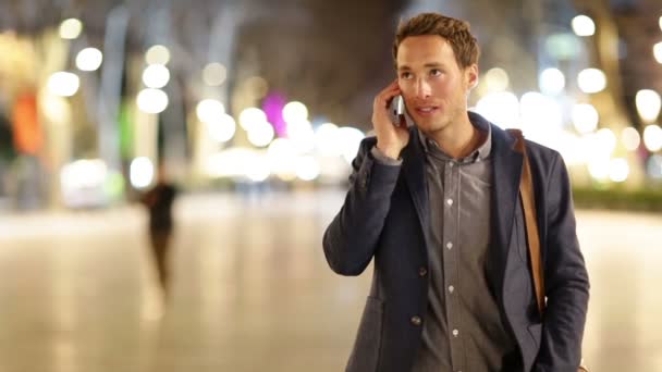 Hombre llamando en el teléfono móvil — Vídeos de Stock